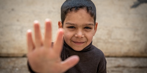 bambino con mano aperta in primo piano