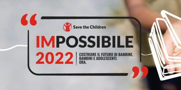 grafica con al centro scritte "impossibile 2022" e a destra delle mani di un bambino che tengono un libro disegnatop di bianco