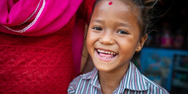 Bambina nepalese sorridente