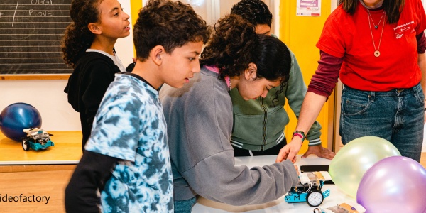 Adolescenti di un Punto Luce di Save the Children durante un laboratorio di robotica educativa