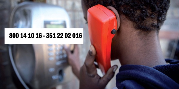 helpline per minori migranti ragazzo che telefona ad una cabina telefonica