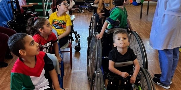 Classe di bambini in sedia a rotelle